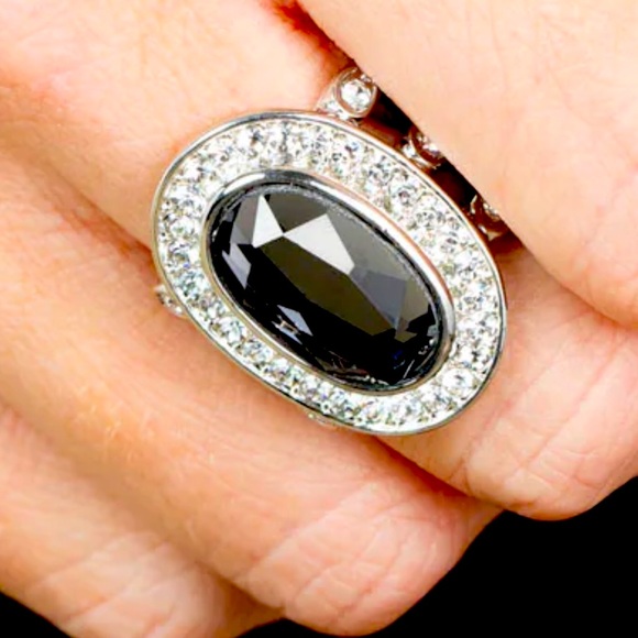 🩶🩶  “ALWAYS OVAL-ACHIEVING” SILVER ELEGANT SILVER RHINESTONE RING ~ PAPARAZZI❗️ - Picture 3 of 4